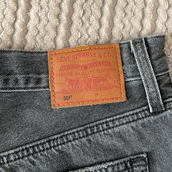 Levi’s High Rise Shorts - Picture 7 of 7